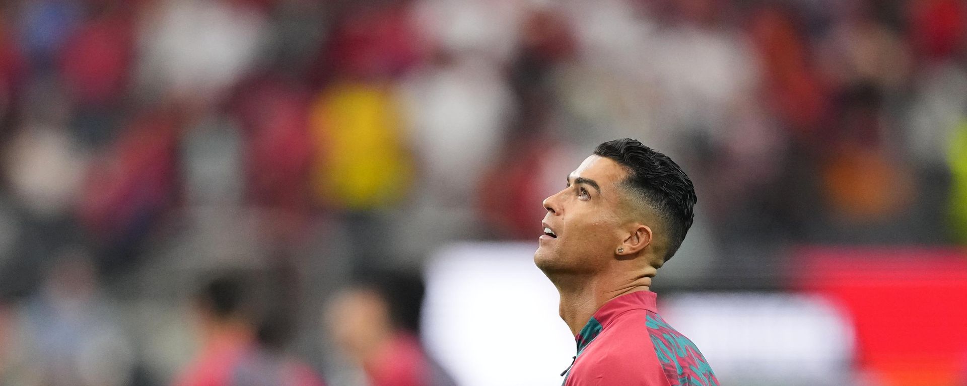 Cristiano Ronaldo, jugador portugués, observa tras entrar al terreno de juego antes del partido de octavos de final de la Copa Mundial entre Portugal y España en Arlington, Texas, cerca de Dallas, el lunes 6 de julio de 2026  - Sputnik Mundo, 1920, 16.08.2026