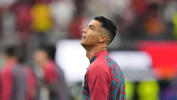 Cristiano Ronaldo, jugador portugués, observa tras entrar al terreno de juego antes del partido de octavos de final de la Copa Mundial entre Portugal y España en Arlington, Texas, cerca de Dallas, el lunes 6 de julio de 2026  - Sputnik Mundo