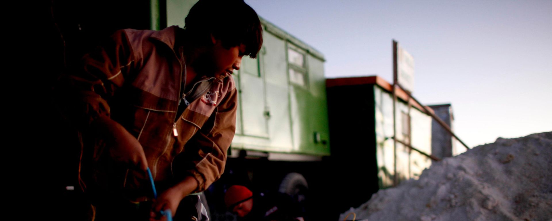 Trabajador de la empresa estatal boliviana Corporación Minera de Bolivia (Comibol), pone en marcha un generador diésel para proporcionar calefacción y electricidad a un campamento minero en el salar de Uyuni, en Bolivia, el 26 de julio de 2010 - Sputnik Mundo, 1920, 17.08.2026
