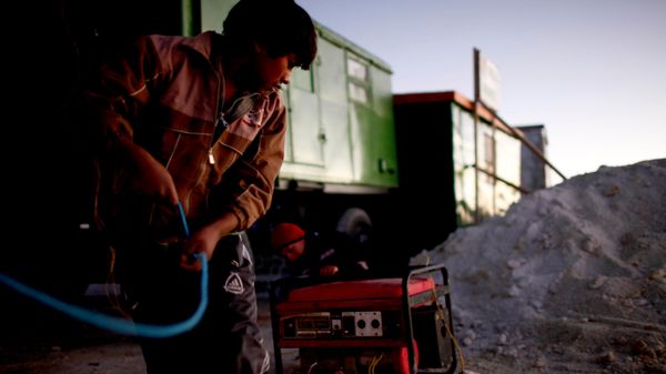 Trabajador de la empresa estatal boliviana Corporación Minera de Bolivia (Comibol), pone en marcha un generador diésel para proporcionar calefacción y electricidad a un campamento minero en el salar de Uyuni, en Bolivia, el 26 de julio de 2010 - Sputnik Mundo
