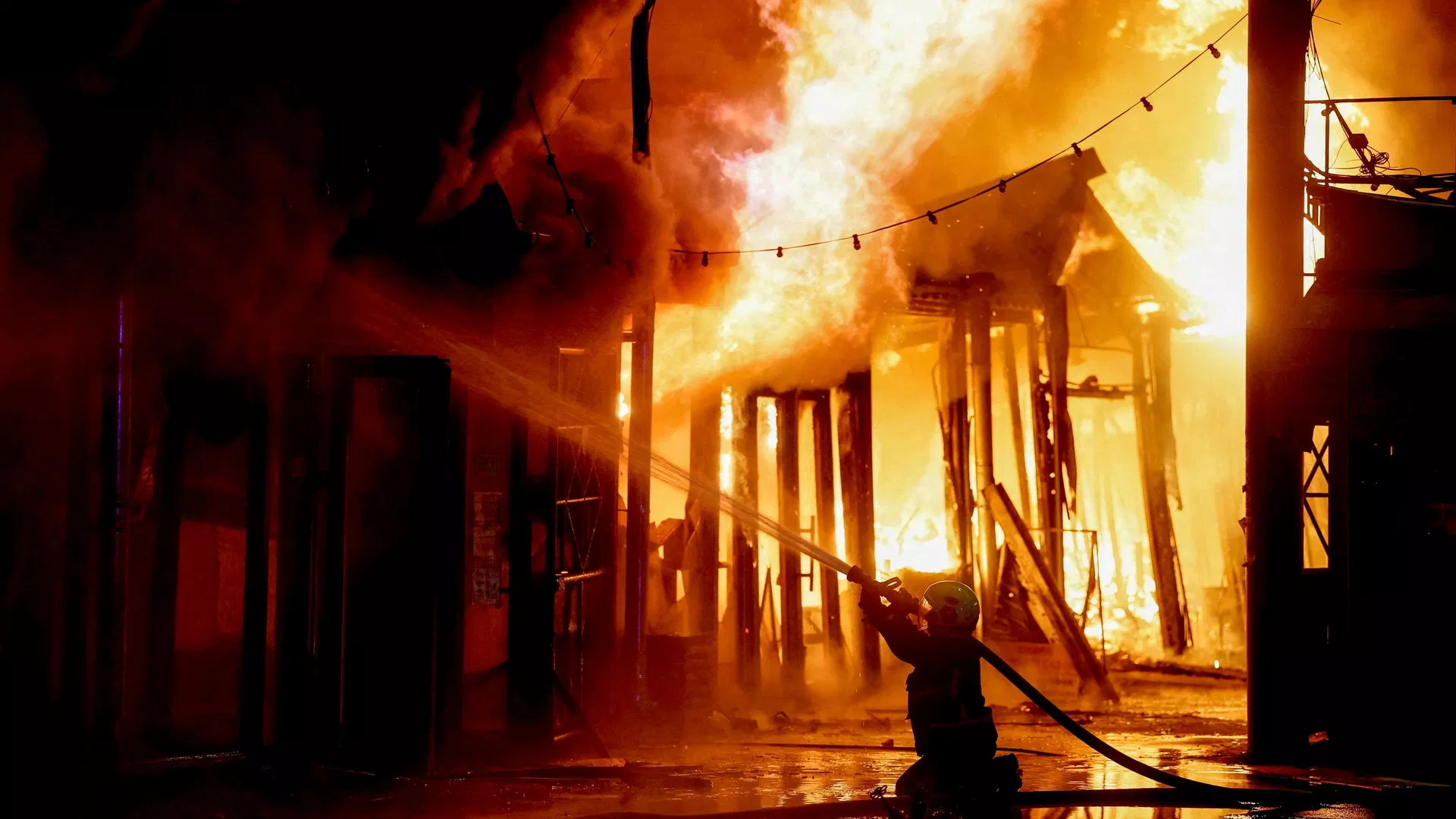 Un pompiere lavora per spegnere un incendio dopo l'attacco russo - Sputnik Mundo, 1920, 18.08.2026