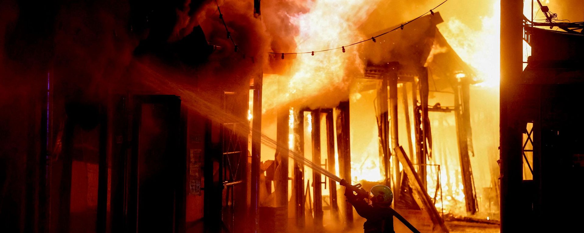 Un bombero trabaja para extinguir un incendio tras el ataque ruso  - Sputnik Mundo, 1920, 18.08.2026