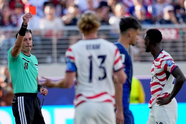 El árbitro brasileño Raphael Claus muestra una tarjeta roja a Folarin Balogun, de EEUU, durante el partido de dieciseisavos de final de la Copa Mundial de Fútbol entre Estados Unidos y Bosnia en Santa Clara, California, el 1 de julio de 2026 El árbitro brasileño Raphael Claus muestra una tarjeta roja a Folarin Balogun, de EEUU, durante el partido de dieciseisavos de final de la Copa Mundial de Fútbol entre Estados Unidos y Bosnia en Santa Clara, California, el 1 de julio de 2026 - Sputnik Mundo