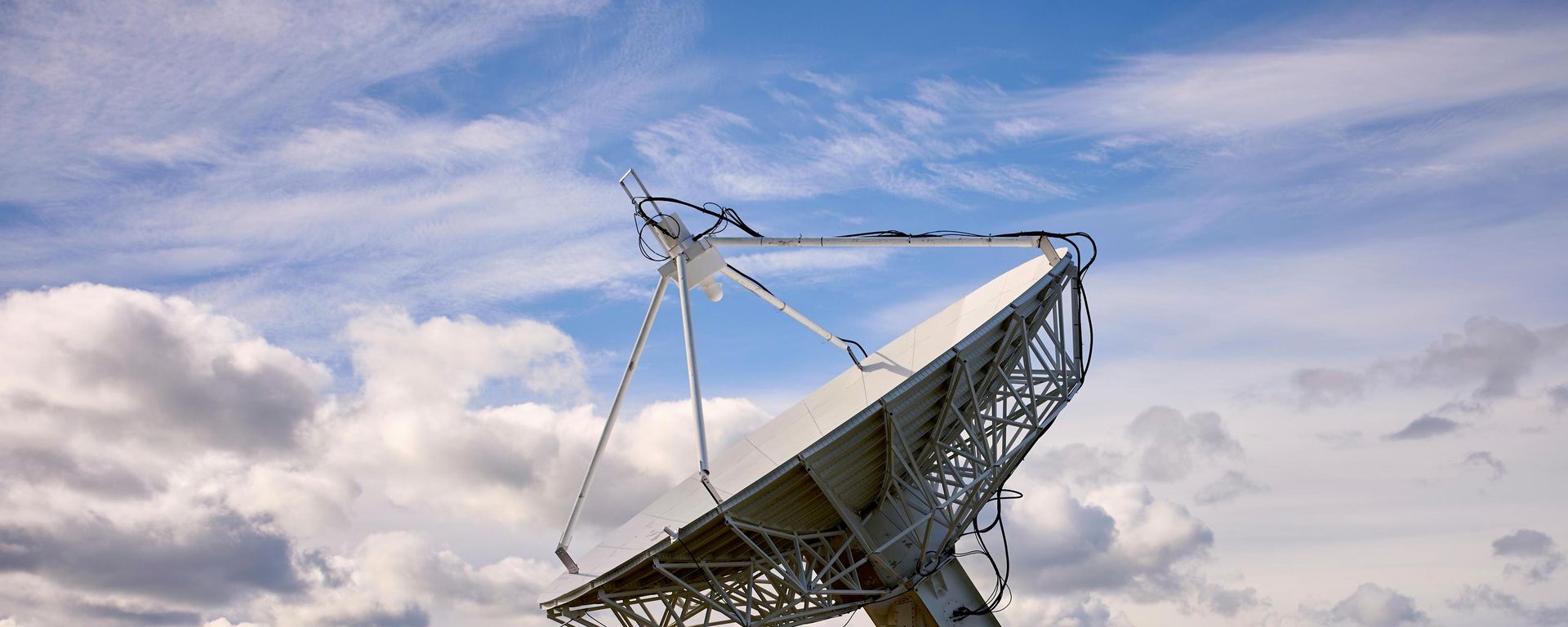 Una antena satelital apunta al cielo en Suecia  - Sputnik Mundo, 1920, 18.08.2026