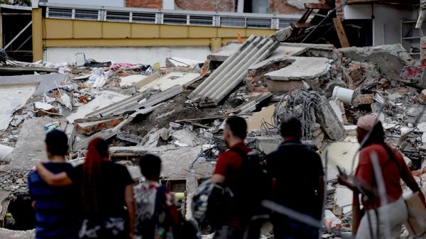 Personas observan un edificio derrumbado tras el terremoto del 10 de agosto en Cali, Colombia, el 16 de agosto de 2026  - Sputnik Mundo