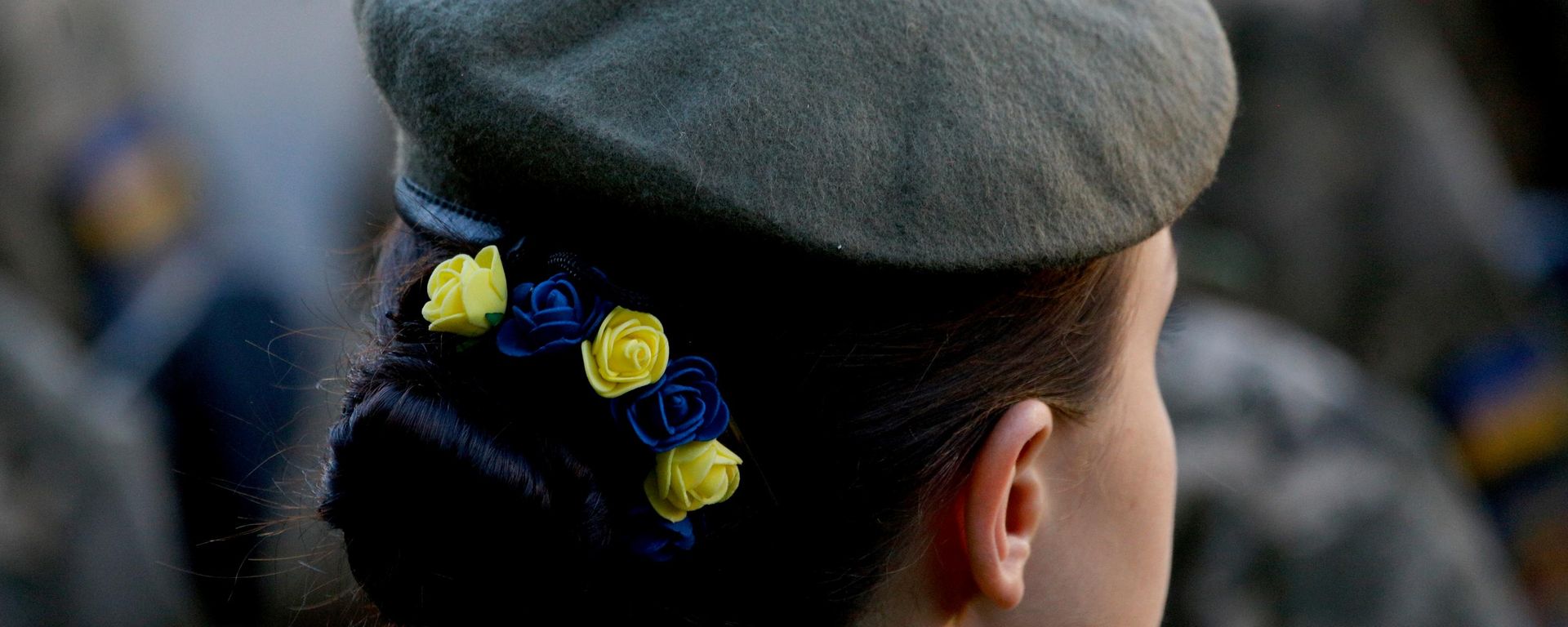 Una mujer soldado de las FFAA ucranianas  - Sputnik Mundo, 1920, 19.08.2026