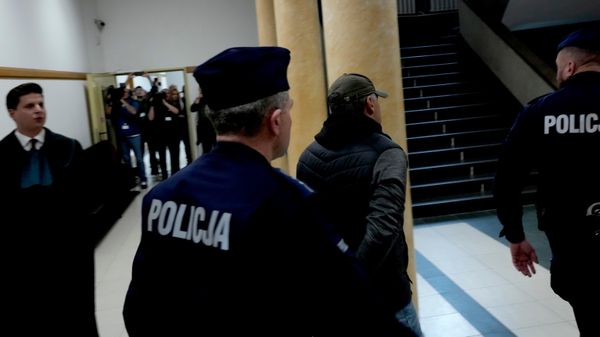 El ucraniano identificado como Vladímir Z. abandona la sala del tribunal en Varsovia (archivo) - Sputnik Mundo