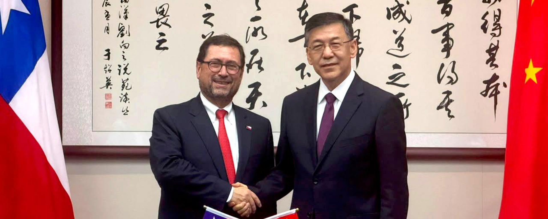 El canciller chileno, Francisco Pérez Mackenna, reunido con Yin Hejun, ministro de Ciencia y Tecnología de China, durante su gira por el gigante asiático en agosto de 2026 - Sputnik Mundo, 1920, 21.08.2026