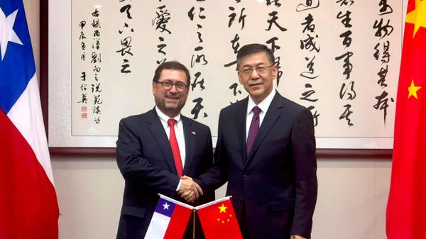El canciller chileno, Francisco Pérez Mackenna, reunido con Yin Hejun, ministro de Ciencia y Tecnología de China, durante su gira por el gigante asiático en agosto de 2026 - Sputnik Mundo
