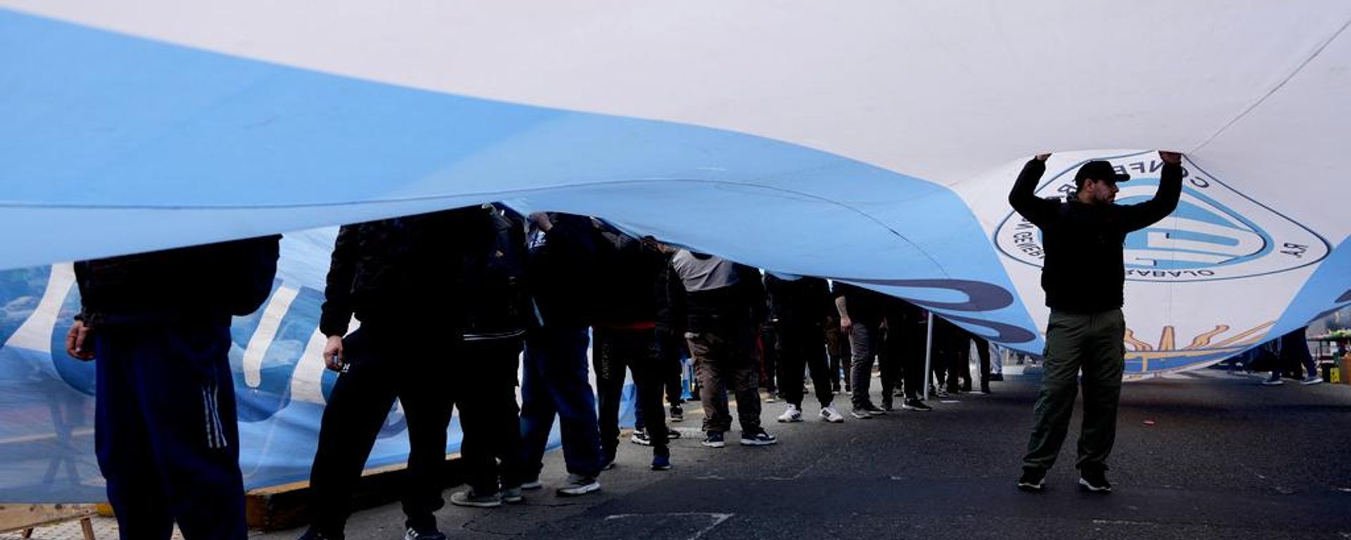 Manifestantes protestan frente al Ministerio de Economía de Argentina y exigen que el Gobierno de Milei tome medidas ante la crisis de endeudamiento de los hogares.  - Sputnik Mundo, 1920, 20.08.2026