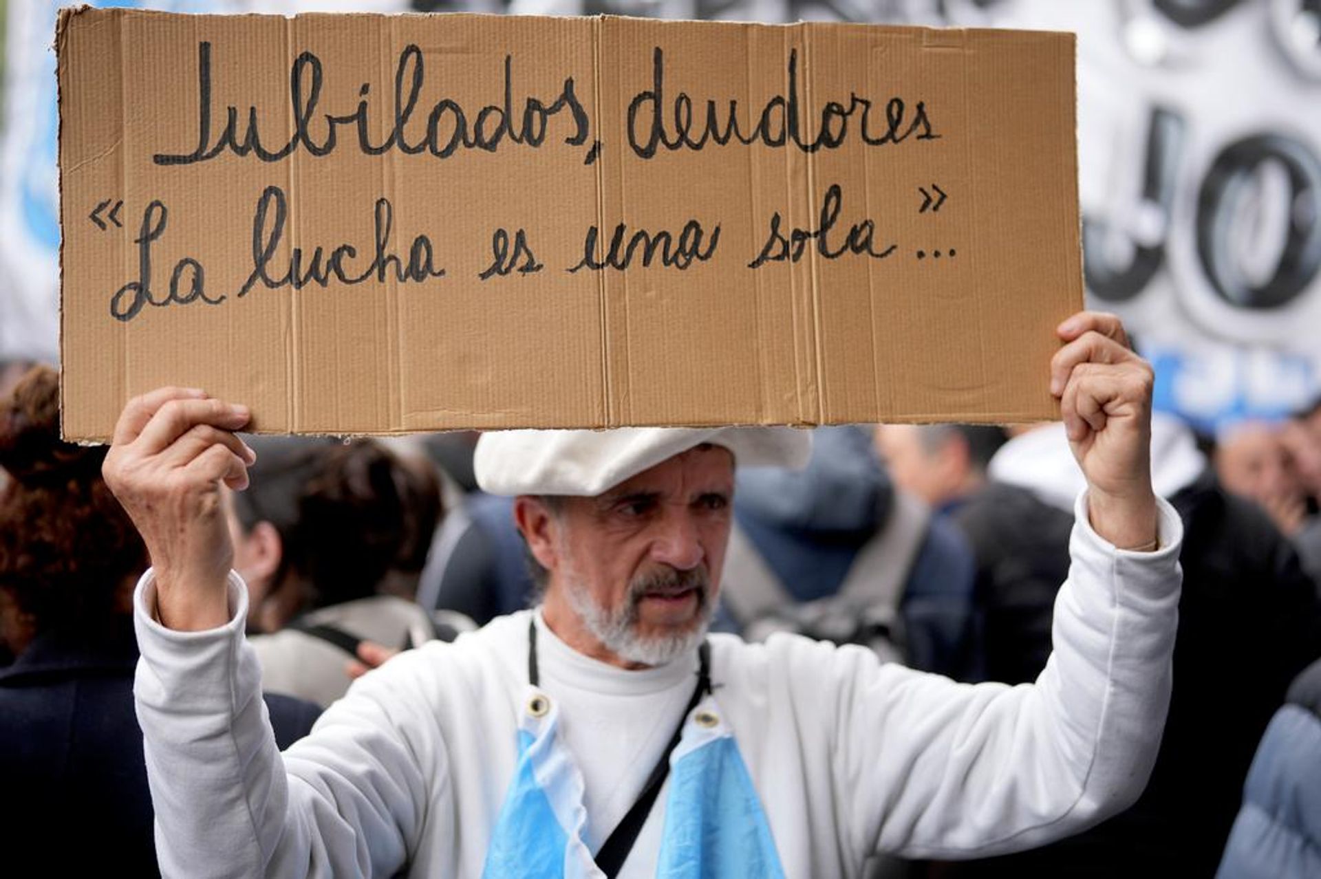 Un manifestante protesta por la crisis de endeudamiento en Argentina - Sputnik Mundo, 1920, 20.08.2026