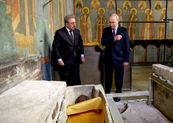 El presidente ruso, Vladímir Putin, visita las reliquias de Dmitri Donskói, príncipe de Moscú del siglo XIV y santo de la Iglesia ortodoxa rusa. - Sputnik Mundo