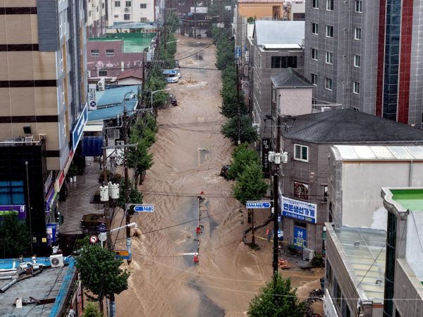 Carretera inundada tras una lluvia torrencial en la ciudad surcoreana de Geoje. - Sputnik Mundo