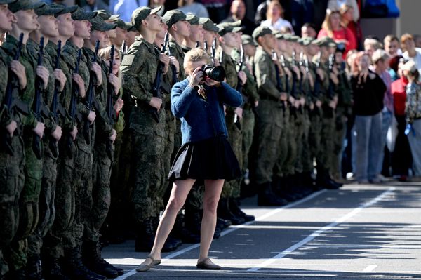 Una joven toma fotos de la ceremonia de juramento militar de los nuevos reclutas del Regimiento Semiónovski en Moscú. - Sputnik Mundo