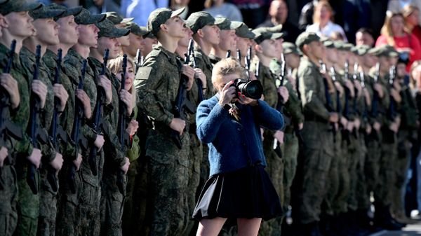Девушка фотографирует церемонию приведения к военной присяге военнослужащих молодого пополнения 1-го отдельного стрелкового Семеновского полка в Москве, Россия - Sputnik Mundo