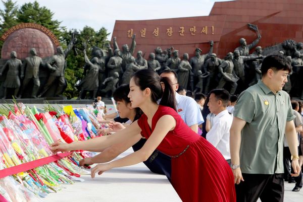 Los norcoreanos depositan flores ante las esculturas de los antiguos líderes de su país con motivo del 81.º aniversario de la liberación de Corea del Norte de la ocupación japonesa, en Pionyang. - Sputnik Mundo