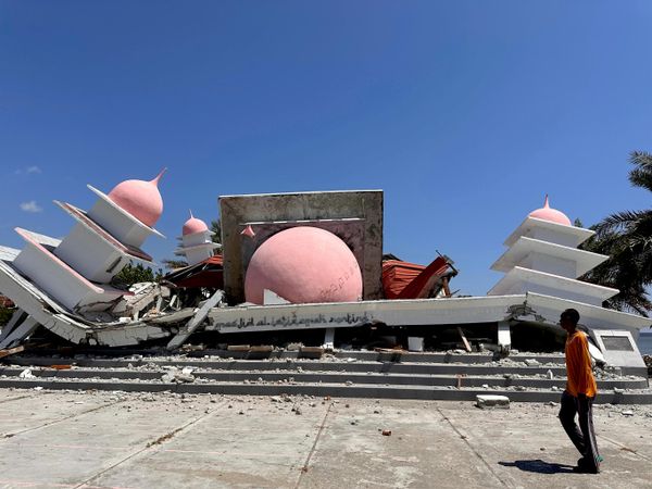 Una persona camina junto a una mezquita que se derrumbó debido a un terremoto en el sur de Indonesia. - Sputnik Mundo