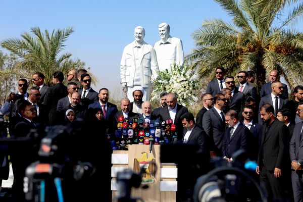 El portavoz del Parlamento iraní, Mohamad Baqer Qalibaf, pronuncia un discurso frente a los monumentos del general iraní Qasem Soleimani y el comandante iraquí Abu Mahdi Muhandis, erigidos en el lugar donde fallecieron a causa de un ataque estadounidense, Irak. - Sputnik Mundo