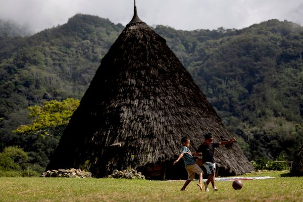 Unos niños juegan al fútbol frente a la casa tradicional Mbaru Niang de la aldea de Waу Rebo, uno de los centros de turismo cultural de Indonesia, que se encuentra temporalmente cerrado tras el sismo. - Sputnik Mundo