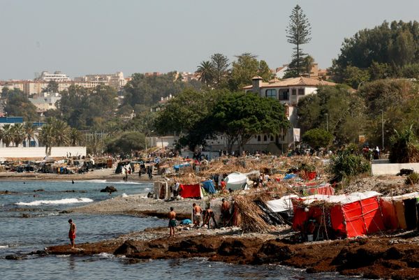 Migrantes que se filtraron ilegalmente desde Marruecos a Ceuta residiendo en viviendas improvisadas en las playas de la ciudad española. - Sputnik Mundo