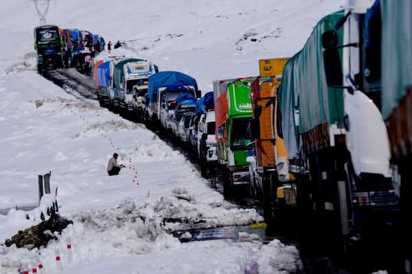 Una gran cantidad de camiones que quedan atascados en una carretera cubierta de nieve en La Cumbre, Bolivia. - Sputnik Mundo