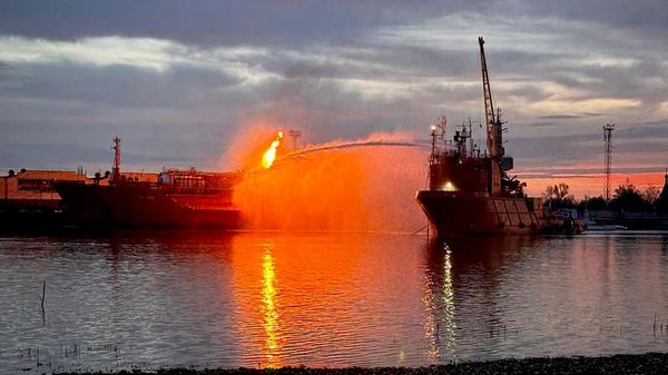 Incendio en el puerto de Izmaíl tras un ataque ruso - Sputnik Mundo