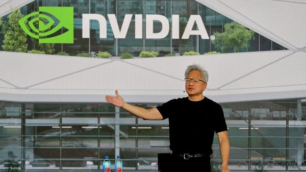 Jensen Huang, director ejecutivo de Nvidia, pronuncia un discurso durante una celebración para todos los empleados en la obra de construcción de su sede central en Taiwán, el 27 de mayo de 2026  - Sputnik Mundo