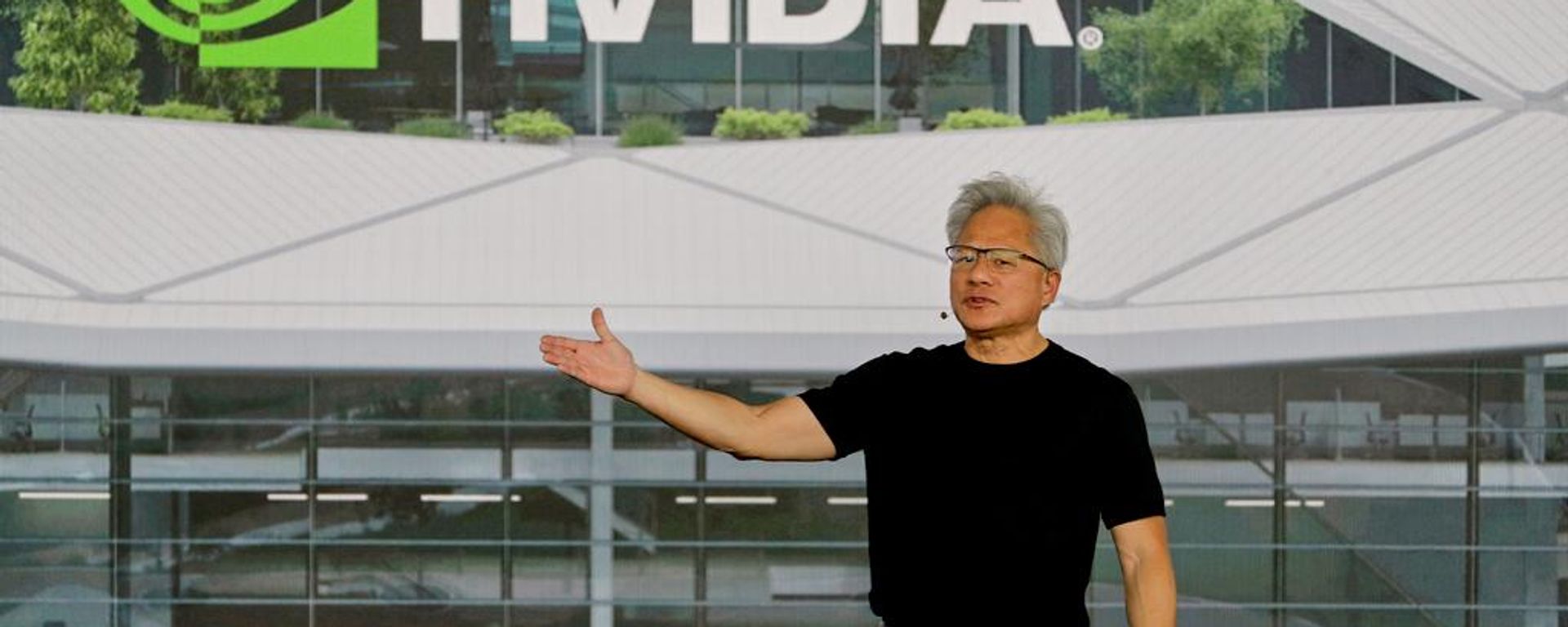 Jensen Huang, director ejecutivo de Nvidia, pronuncia un discurso durante una celebración para todos los empleados en la obra de construcción de su sede central en Taiwán, el 27 de mayo de 2026  - Sputnik Mundo, 1920, 23.08.2026