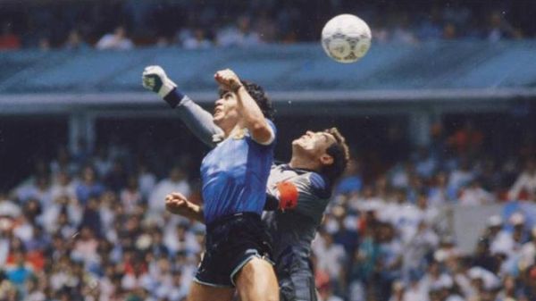 El jugador argentino Diego Maradona anotó, con la mano, durante el partido entre Argentina e Inglaterra en los cuartos de final del Mundial de 1986  - Sputnik Mundo