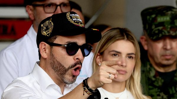 Abelardo de la Espriella, presidente de Colombia, señala mientras habla con los medios de comunicación en una estación de bomberos, junto a su esposa Ana Lucía Pineda, tras el terremoto en Pereira, Colombia, el 14 de agosto de 2026  - Sputnik Mundo