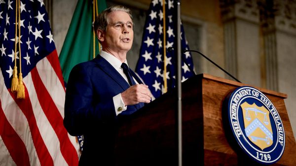 Scott Bessent, secretario del Tesoro de Estados Unidos, habla durante una conferencia de prensa para detallar nuevas sanciones contra Irán, en el Departamento del Tesoro en Washington D.C., EEUU, el 24 de agosto de 2026  - Sputnik Mundo