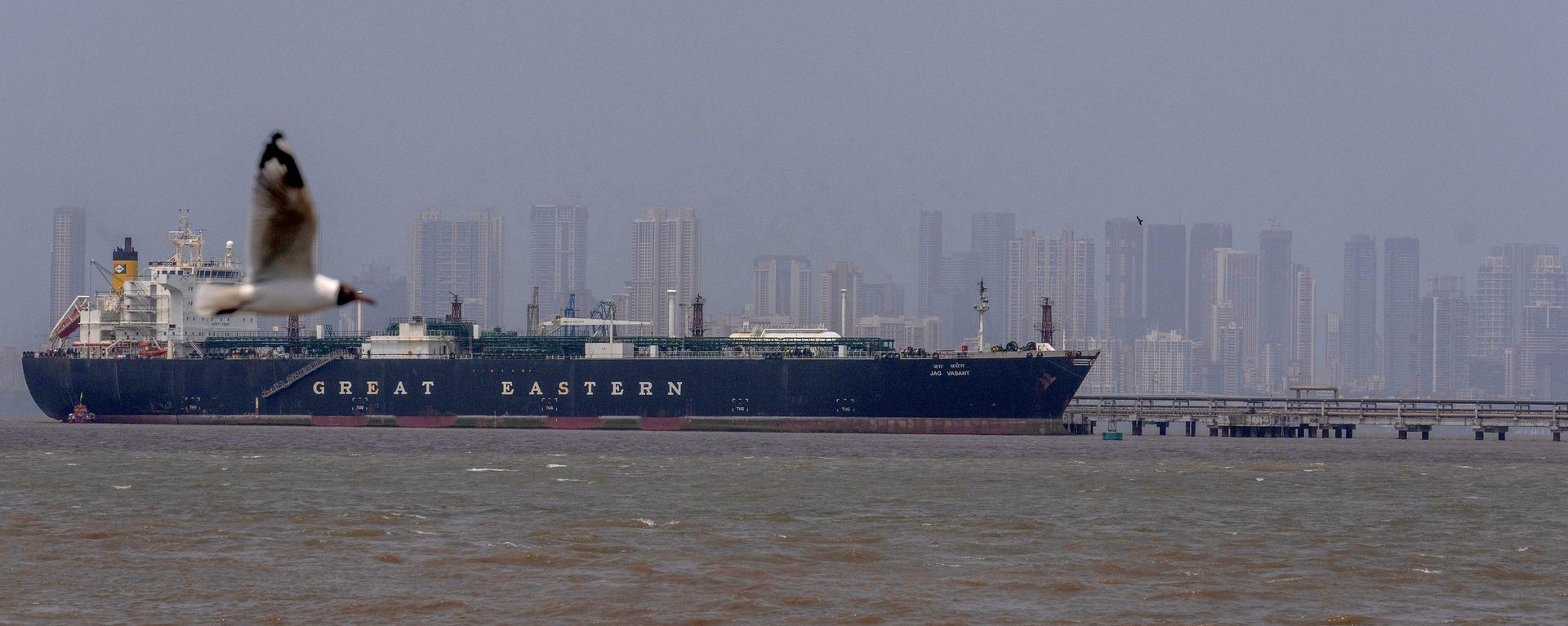 Un gasero con pabellón de la India transporta gas licuado  - Sputnik Mundo, 1920, 26.08.2026