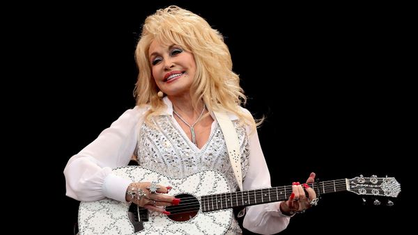 Dolly Parton estrella estadounidense de la música country actúa en el Pyramid Stage de Worthy Farm en Somerset, durante el Festival de Glastonbury el 29 de junio de 2014  - Sputnik Mundo
