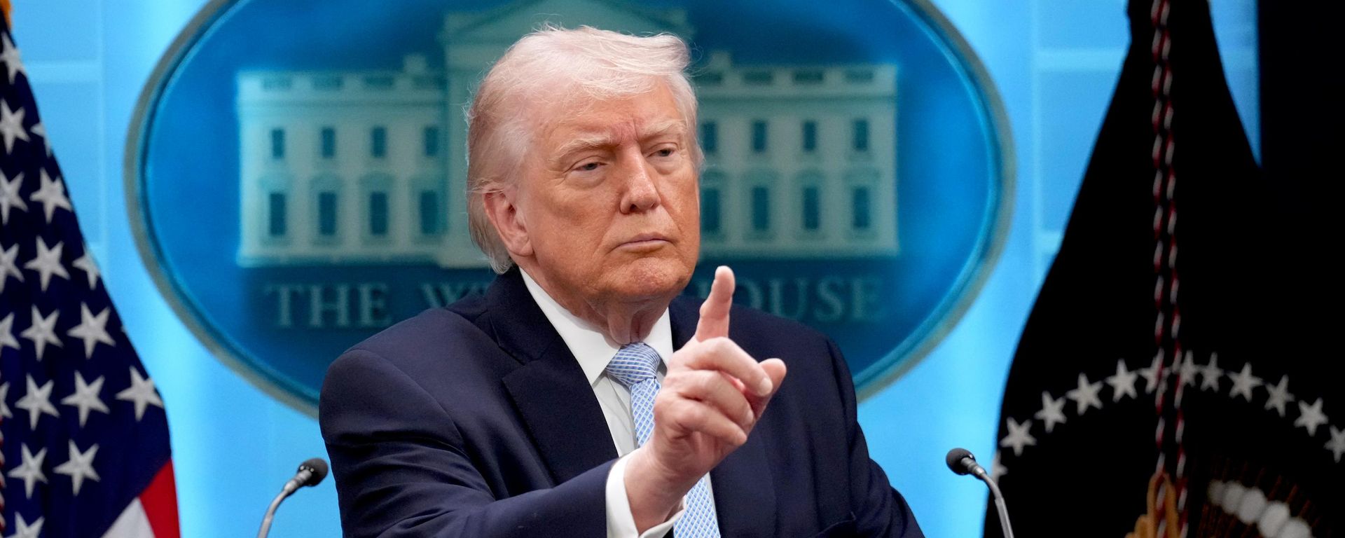 El presidente estadounidense Donald Trump habla con los periodistas durante una rueda de prensa - Sputnik Mundo, 1920, 26.09.2026