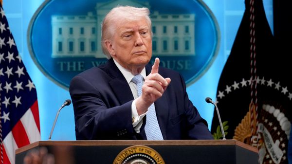 El presidente estadounidense Donald Trump habla con los periodistas durante una rueda de prensa - Sputnik Mundo