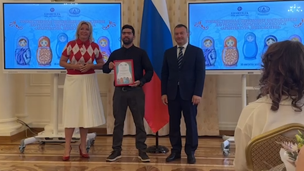 Nelson Almaguer Leyva, artista plástico cubano, recibe el premio del V Concurso Internacional 'Arquitectura de la Diplomacia' en Moscú (Rusia), el 26 de agosto del 2026 - Sputnik Mundo