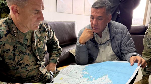 El ministro de Defensa de Colombia, Jorge Mora, revisa un mapa junto al jefe del Comando Sur de EEUU, Francis Donovan, durante su visita a la ciudad de Tumaco en agosto de 2026 - Sputnik Mundo