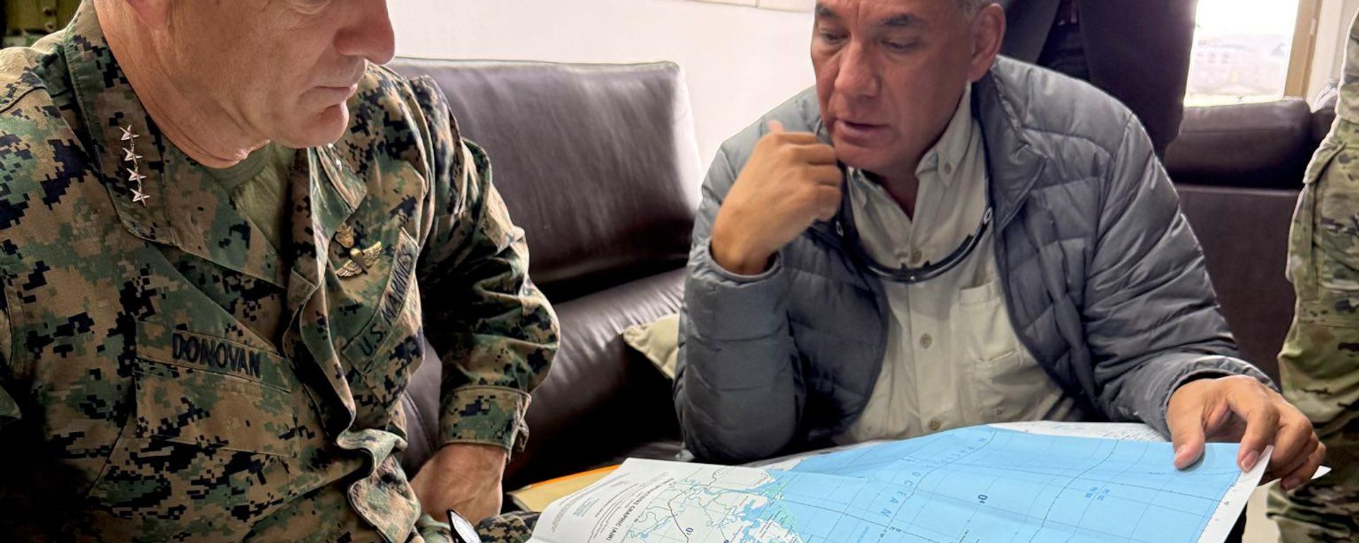 El ministro de Defensa de Colombia, Jorge Mora, revisa un mapa junto al jefe del Comando Sur de EEUU, Francis Donovan, durante su visita a la ciudad de Tumaco en agosto de 2026 - Sputnik Mundo, 1920, 28.08.2026