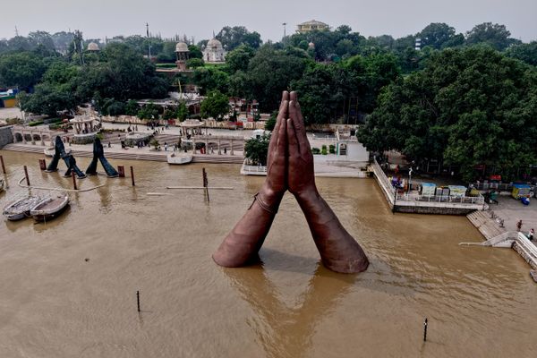 En el paseo de Namo Ghat, en la ciudad india de Varanasi, a orillas del río Ganges, se registra un aumento del nivel del agua tras las lluvias monzónicas. - Sputnik Mundo