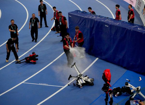 Un fuego se produce tras el choque de un robot contra una valla durante los Juegos Mundiales de Robots Humanoides celebrados en Pekín. - Sputnik Mundo