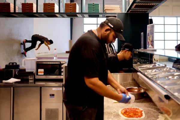 Un skater patina en monopatín al lado de una pizzería en el parque de skate Gooder en Emiratos Árabes Unidos. - Sputnik Mundo