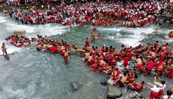 Filipinos toman parte en el ritual tradicional del tira y afloja Punnuk, que marca el final del ciclo agrícola. - Sputnik Mundo
