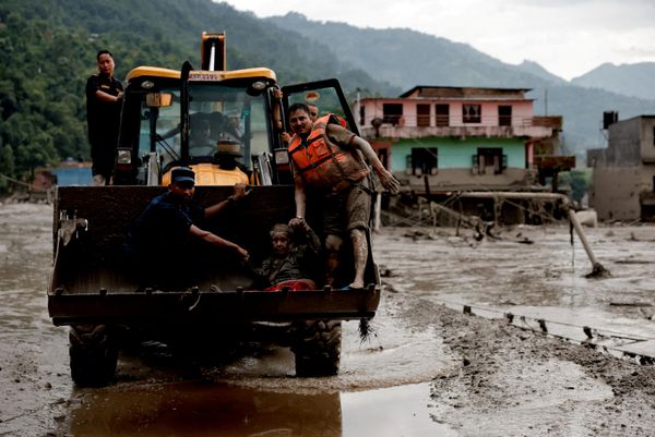Rescatistas trasladan a una señora mayor afectada por las inundaciones en Nepal. - Sputnik Mundo