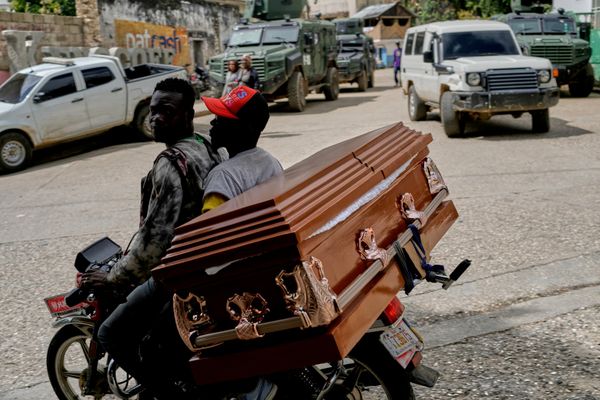 Motociclistas transportan un ataúd vacío en Puerto Príncipe, Haití. - Sputnik Mundo