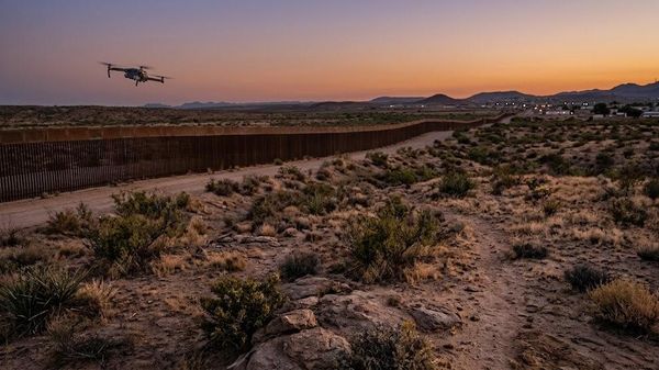 Fuerzas de EEUU usan láser para derribar drones en la frontera con México - Sputnik Mundo