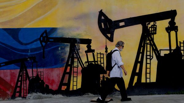 Un mural en Caracas que representa pozos de petróleo  - Sputnik Mundo