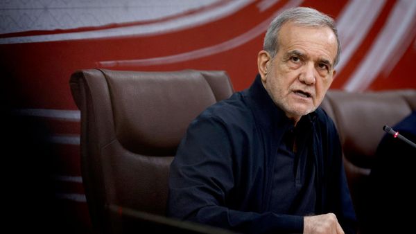Masud Pezeshkián, presidente iraní, asiste a una conferencia de prensa en Teherán, Irán, el 8 de agosto de 2026  - Sputnik Mundo