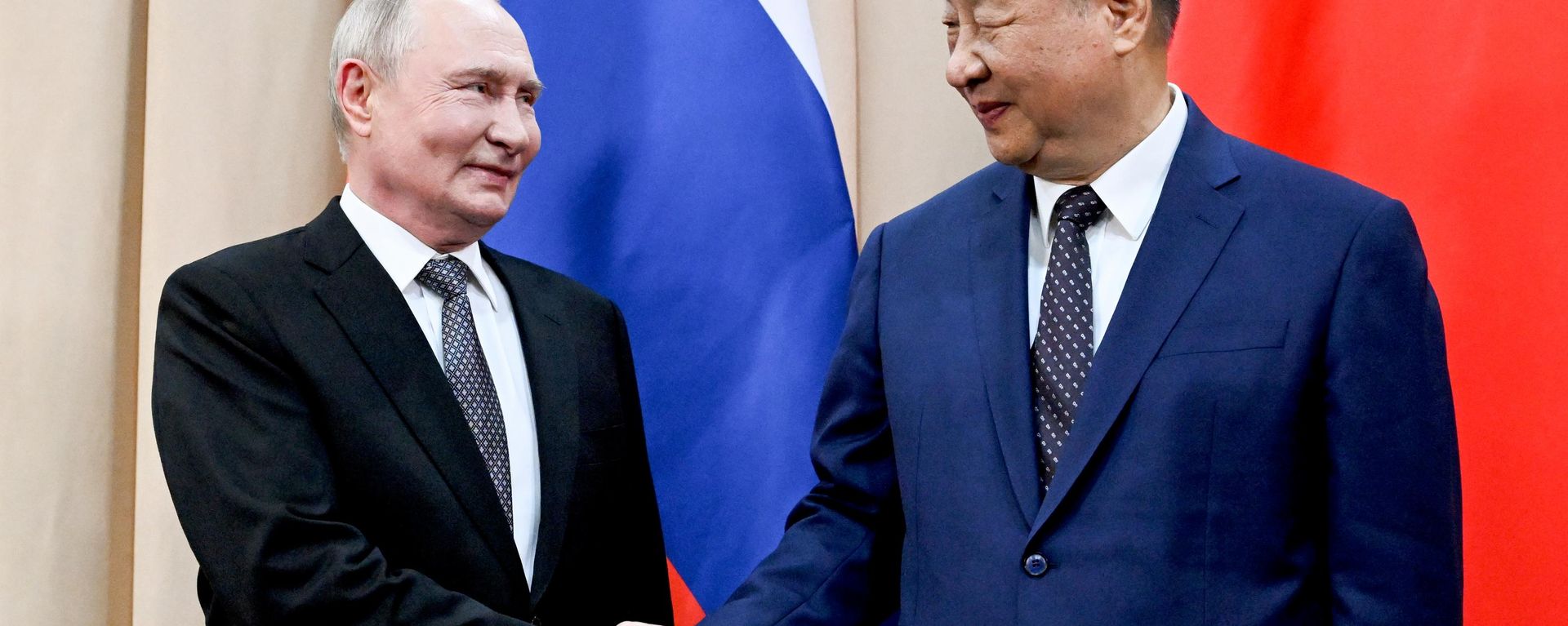 El presidente ruso, Vladímir Putin, y su par chino, Xi Jinping, durante una reunión al margen de la cumbre de la Organización de Cooperación de Shanghái (OCS), 31 de agosto de 2026  - Sputnik Mundo, 1920, 31.08.2026