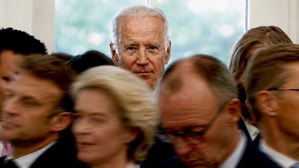 Joe Biden, expresidente de EEUU, está detrás de Emmanuel Macron, presidente de Francia; Ursula von der Leyen, presidenta de la Comisión Europea; Friedrich Merz, canciller de Alemania; y Alexander Stubb, presidente de Finlandia (Imagen generada por IA) - Sputnik Mundo