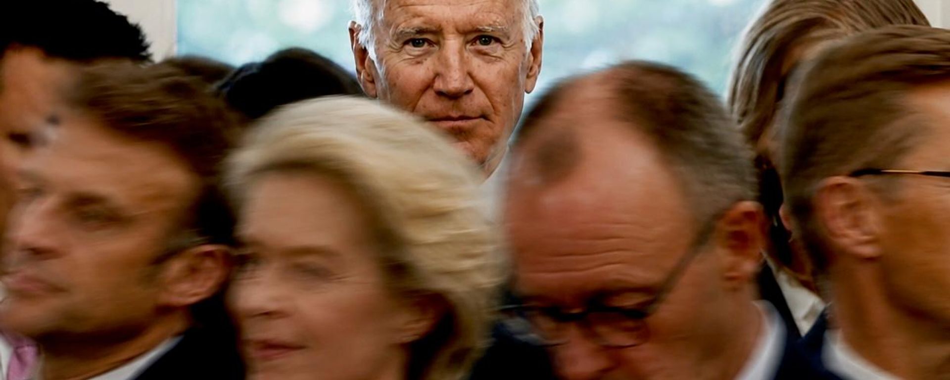 Joe Biden, expresidente de EEUU, está detrás de Emmanuel Macron, presidente de Francia; Ursula von der Leyen, presidenta de la Comisión Europea; Friedrich Merz, canciller de Alemania; y Alexander Stubb, presidente de Finlandia (Imagen generada por IA) - Sputnik Mundo, 1920, 01.09.2026